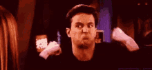 Chandler Se Señala Y Dice Yo Más, Mucho Más GIF - Yo Más Yo Mas Mucho Mas GIFs