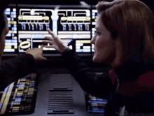 Janewayxchakotay Voyager GIF - Janewayxchakotay Janeway Chakotay GIFs