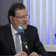 Mariano Rajoy Riendo En Entrevista GIF - Mariano Rajoy Entrevista Presidencia España GIFs