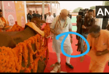 Modi Modi Loves Camera GIF - Modi Modi Loves Camera Yogi GIFs