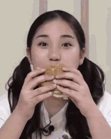 Aleyna Yilmaz Eat GIF - Aleyna Yilmaz Eat Burger GIFs