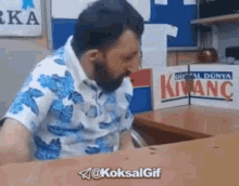 Traurig GIFs Tenor