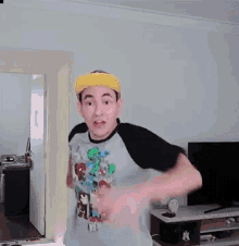 bone amarelo ei hey assustado grito