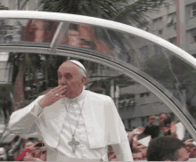 Pope Francis Blowing Kisses GIF - Pope Francis Blowing Kisses GIFs