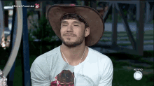 Lucas Viana A Fazenda GIF - Lucas Viana A Fazenda Tips Hat GIFs
