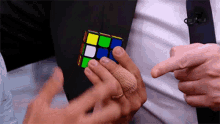 Cubo Magico Nao E Facil GIF - Cubo Magico Nao E Facil Dedo Machucado GIFs