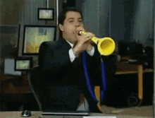 Vuvuzela Evaristocosta GIF - Horns Evaristo Costa GIFs
