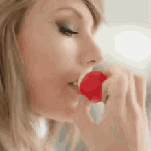 Swag Taylor Swift GIF - Swag Taylor Swift Lip Balm GIFs
