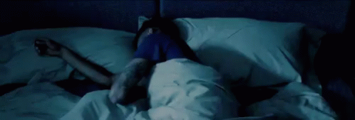 Разбудила спящего парня. Под одеялом ночью. Девушка под одеялом ночью. Девушка под одеялом призрак.