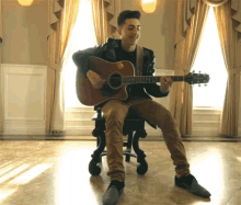 Cantando Tocando La Guitarra GIF - Cantando Tocando La Guitarra Kris Nava GIFs