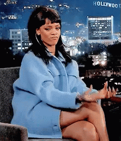 #PRATODOSVEREM: Rihanna, durante uma entrevista, olhando para a câmera e esfregando os dedos das duas mãos, fazendo o sinal de dinheiro.