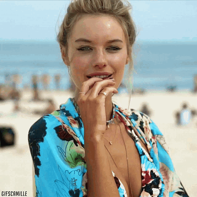 [Image: camille-rowe-model.gif]