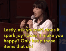 Kondo 近藤 麻理恵 GIF - Eclutter The Life Changing Magic Of Tidying Up Does It Spark Joy GIFs