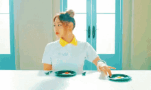 오구오구 구구단 세정 미나 음식 훔치기 훔치다 뺏어 뺏어먹어 GIF - Mina Kang Sejeong Oguogu GIFs