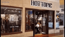 hot topic shopping shop store