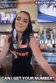 Hooters Chat Up GIF - Hooters Chat Up Chatting Up GIFs
