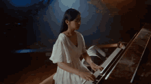Bermain Piano Anggun GIF - Bermain Piano Anggun Cantik GIFs