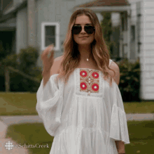 Shades Off Alexis Rose GIF - Shades Off Alexis Rose Annie Murphy GIFs
